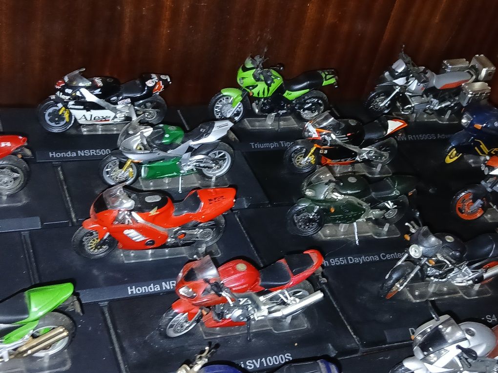 Coleção 24 motos por  150 €