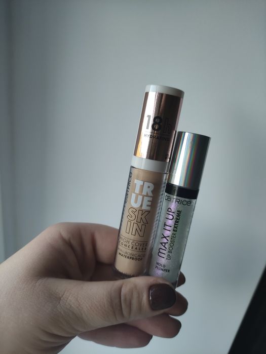 Korektor do twarzy i błyszczyk do ust Catrice.