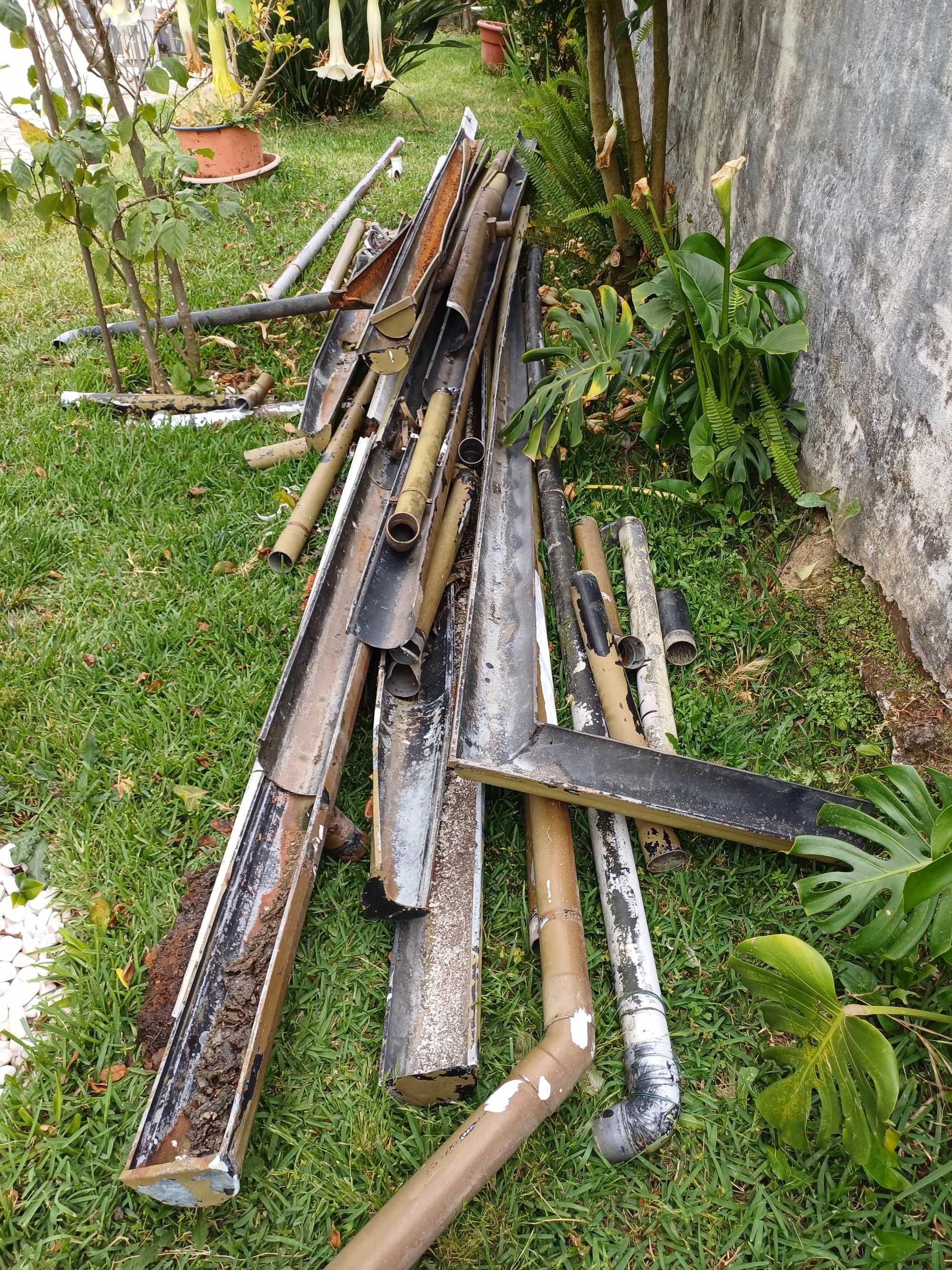caleiros e tubos plásticos