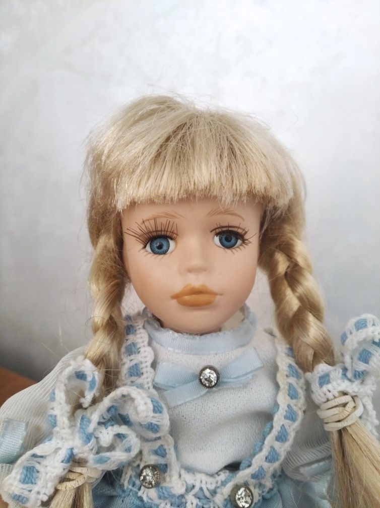 Кукла фарфоровая 20см. Порцелянова лялька на підставці. Вінтаж