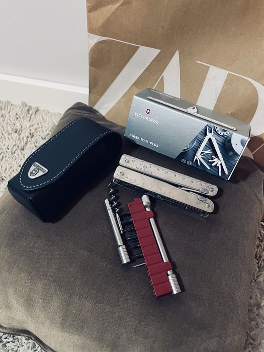 Noz scyzoryk nowy Victorinox szwajcarski z akcesoriamj