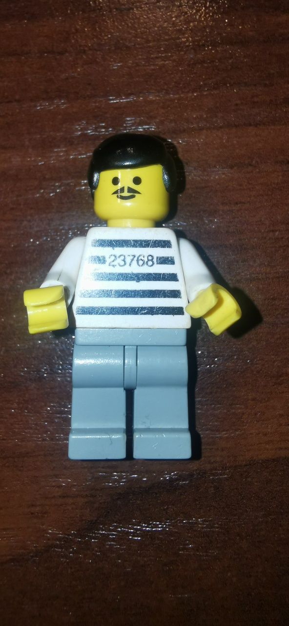 LEGO Jailbreak Joe W Striped Prison Garnitur z Światło Szary Nogi Mini
