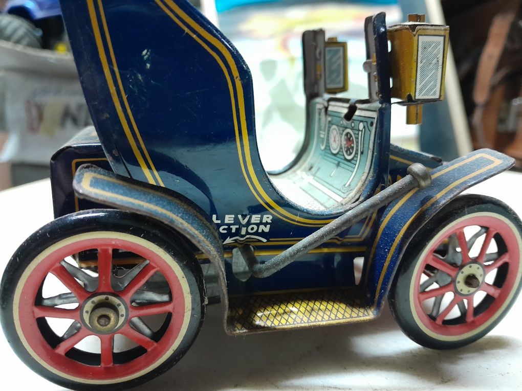 Antigo carrinho de lata a corda modern toys