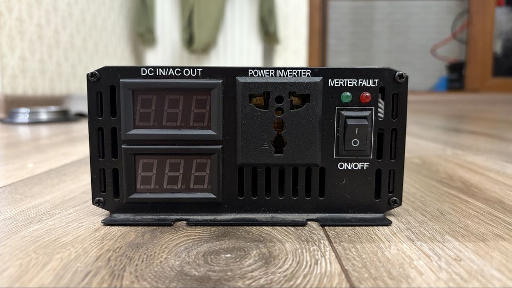 Інвертор/Инвертор  + Зарядний пристрій/Зарядное устройство