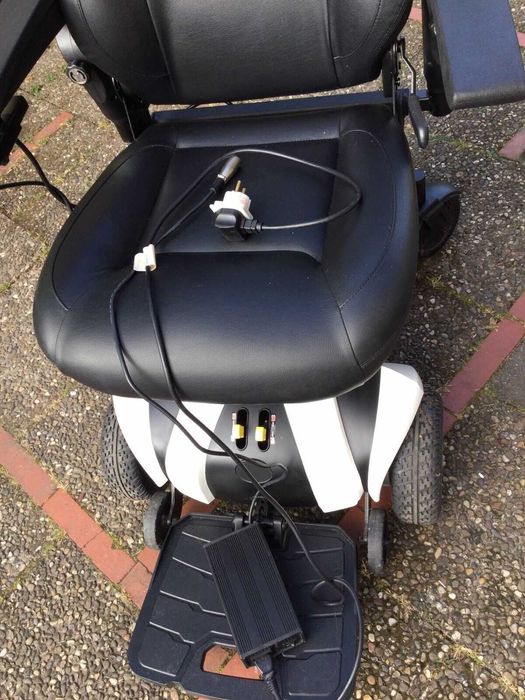 Wózek inwalidzki Elektryczny sterowany joystick TRAVELUX SUPER STAN