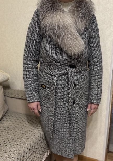 Пальто з натуральним мехом песець