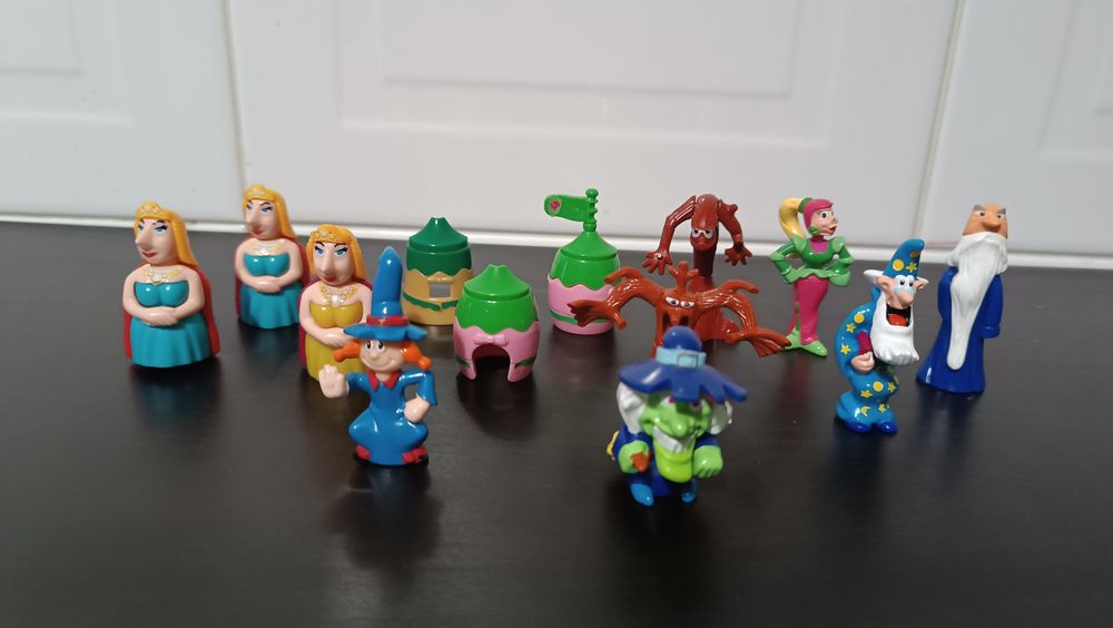 Mini figuras variadas. 11 unidadas. Rainhas e magia