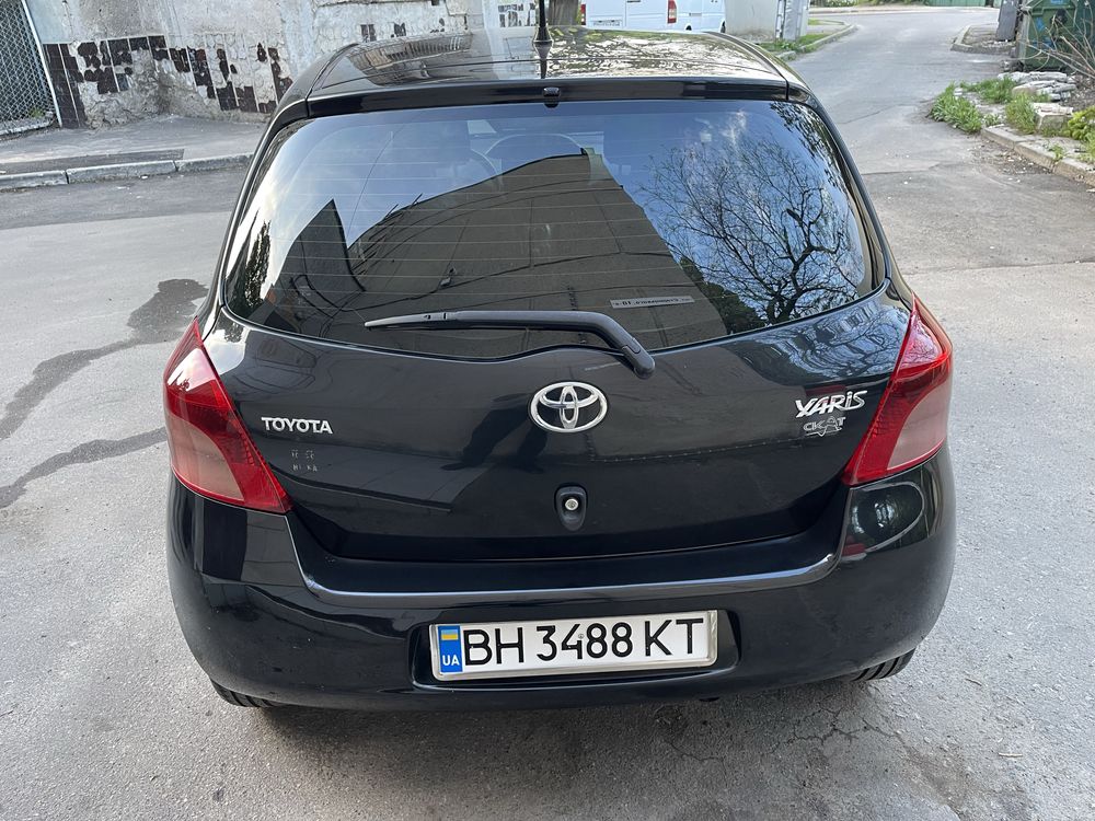 Toyota Yaris 2006 год