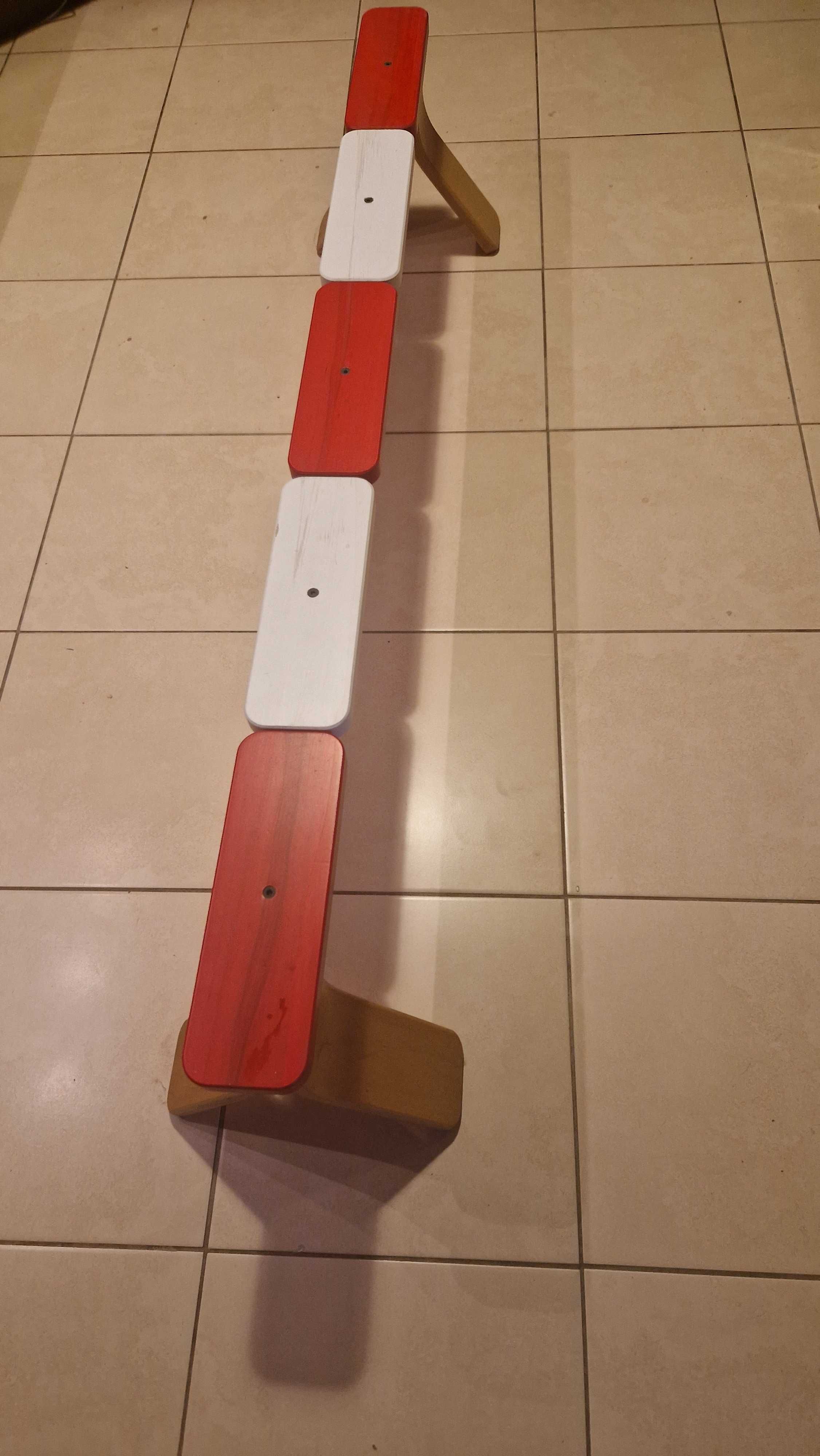 Ławka gimnastyczna (Ikea) do ćwiczenia równowagi.