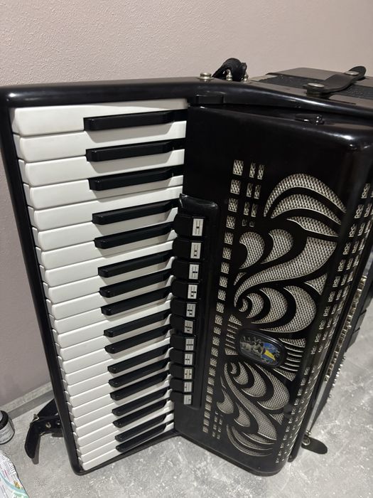 Продам акордеон Weltmeister Caprice