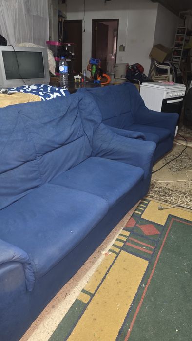 Dois sofas em azul