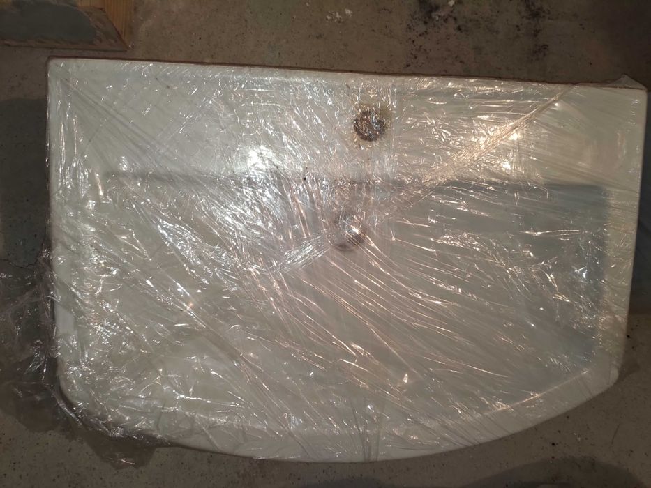 Umywalka 70*47 cm z osłoną kolanka używana idealna na działkę
