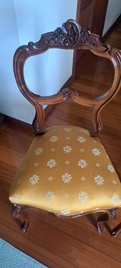 Conjunto sofá, poltronas e cadeiras antigas sem braços.