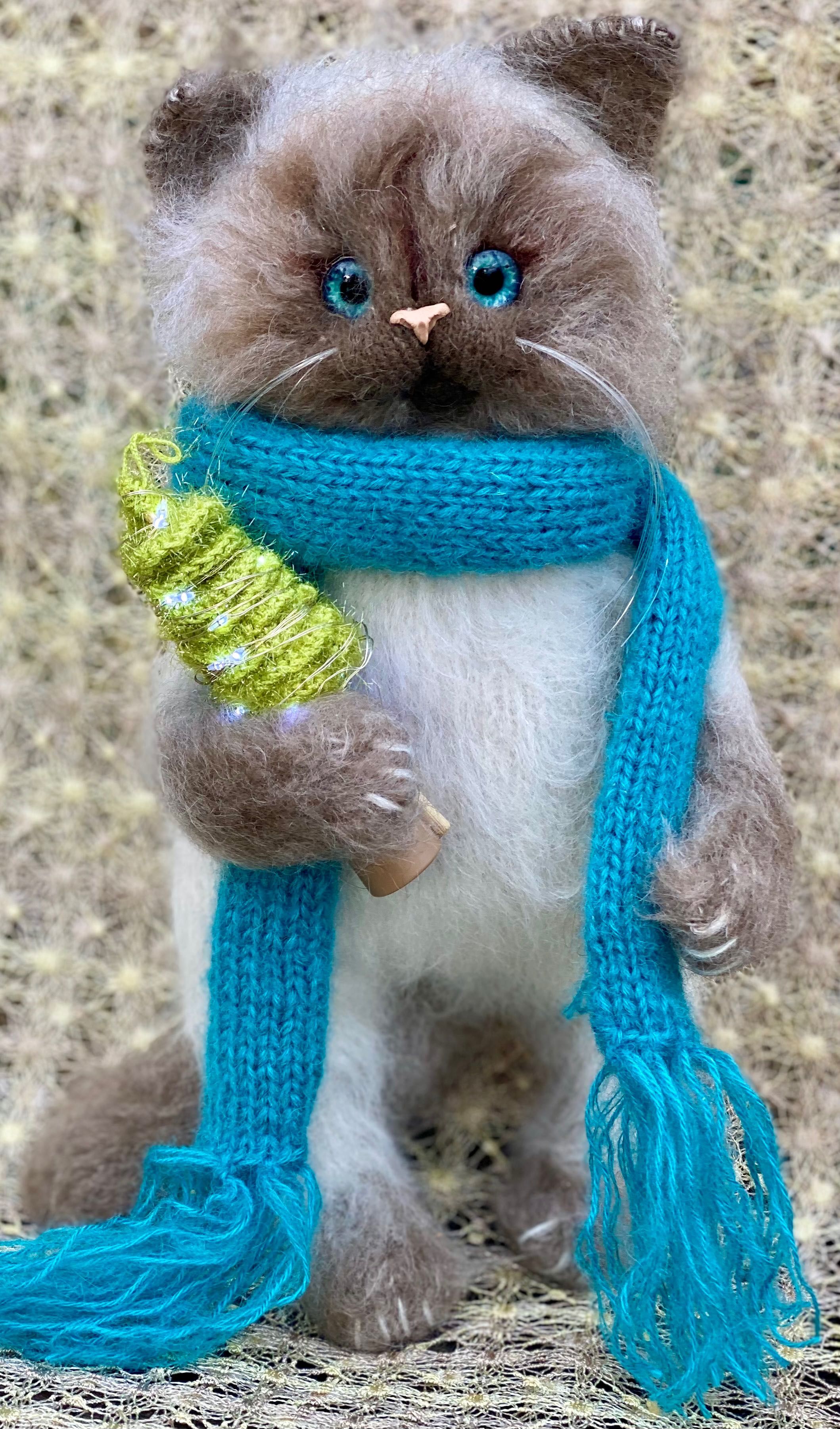 Сиамский котик со светящейся елочкой, декоративная игрушка