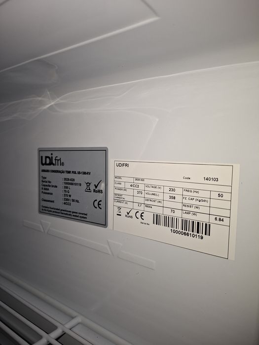 OPORTUNIDADE ÚNICA! Frigorífico Vertical de Exposição Premium