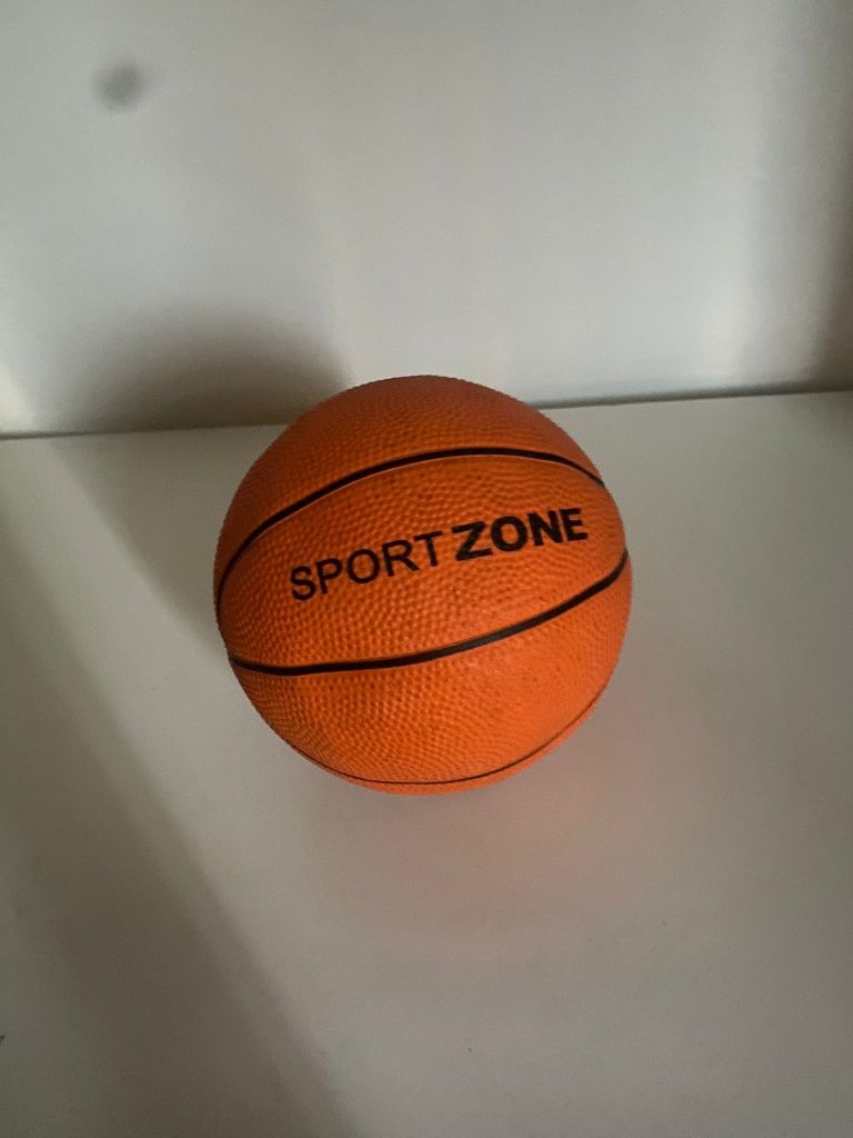 Bola de basquetebol em pequeno