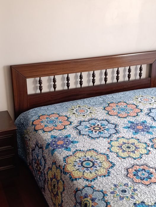 Cama de casal em mogno