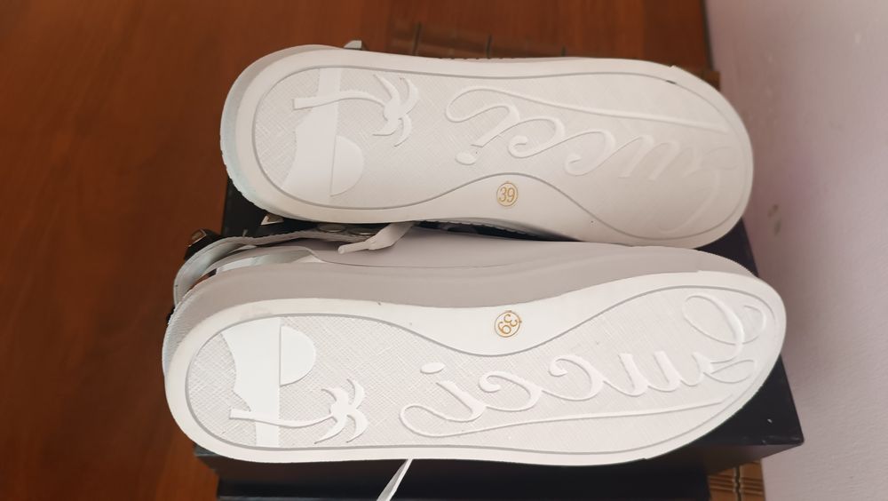 Жіноче взуття кросівки