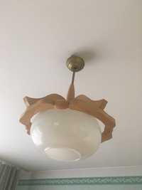Lampa z dodatkami drewna