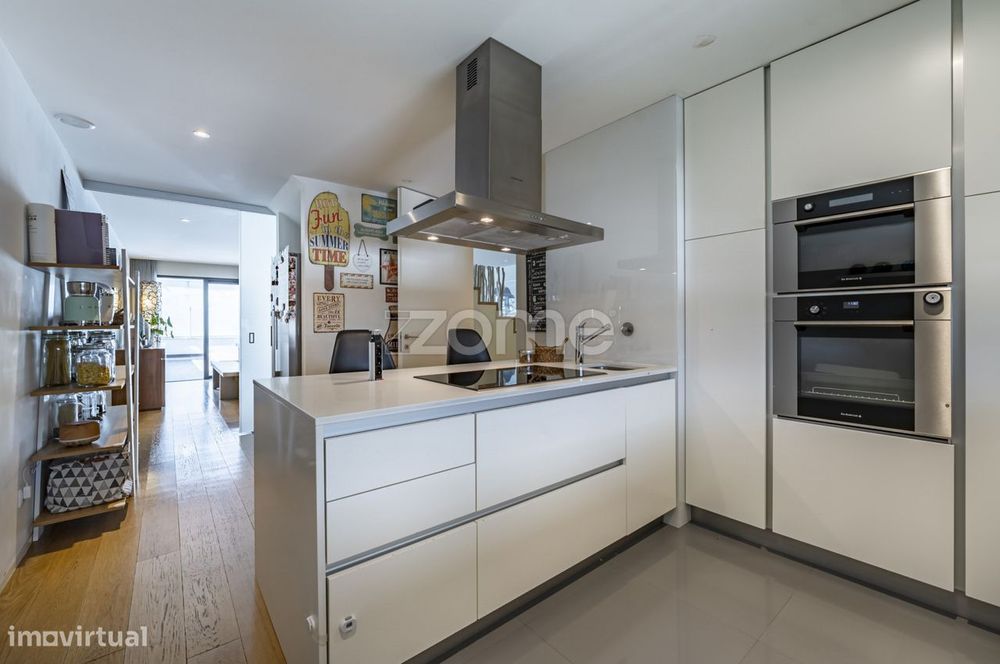 Moradia T4 com piscina, 2 terraços e ascensor junto à CUF, Porto