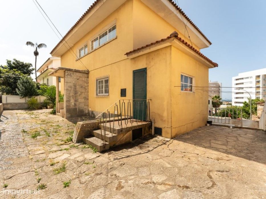 Apartamento T2+1 com Varanda em Paço de Arcos