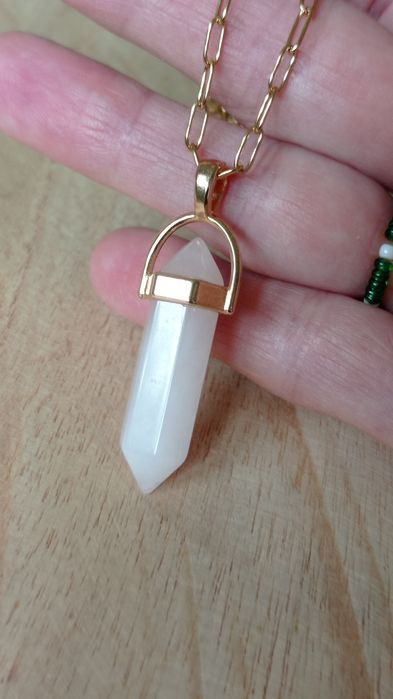 Przecena, Naszyjnik z kwarcu różowego w złotym, metalowym okuciu