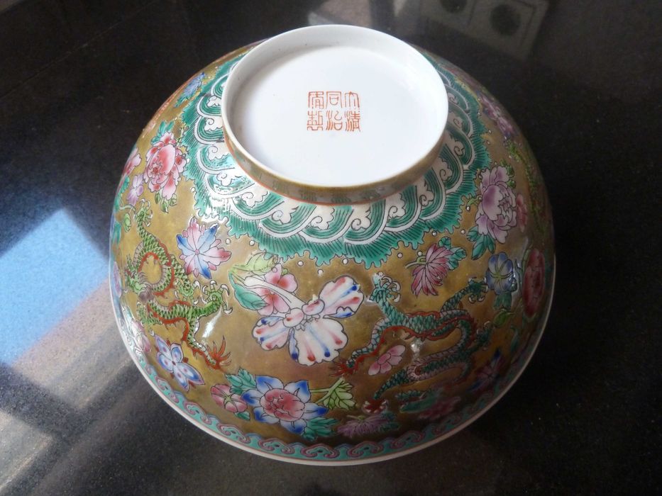 Duas taças chinesas em porcelana fina.