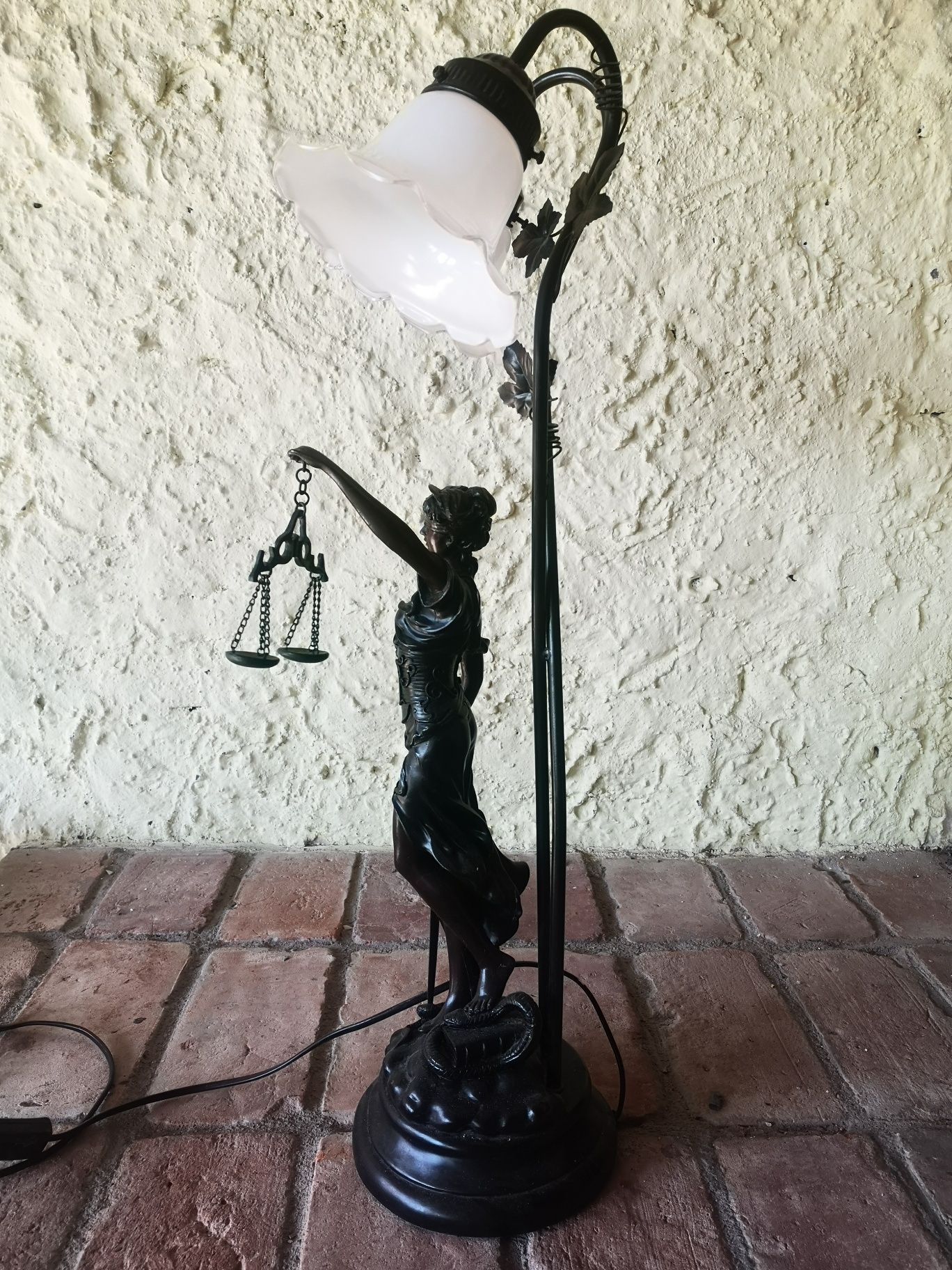 Unikatowa lampka nocna z figurką Temidy.