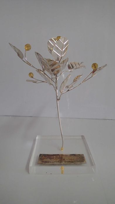 Peça decorativa em prata e acrílico