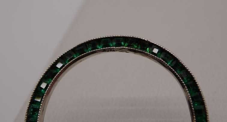 Antyczna srebrna broszka podkowa zielone szmaragdowe kamienie.
