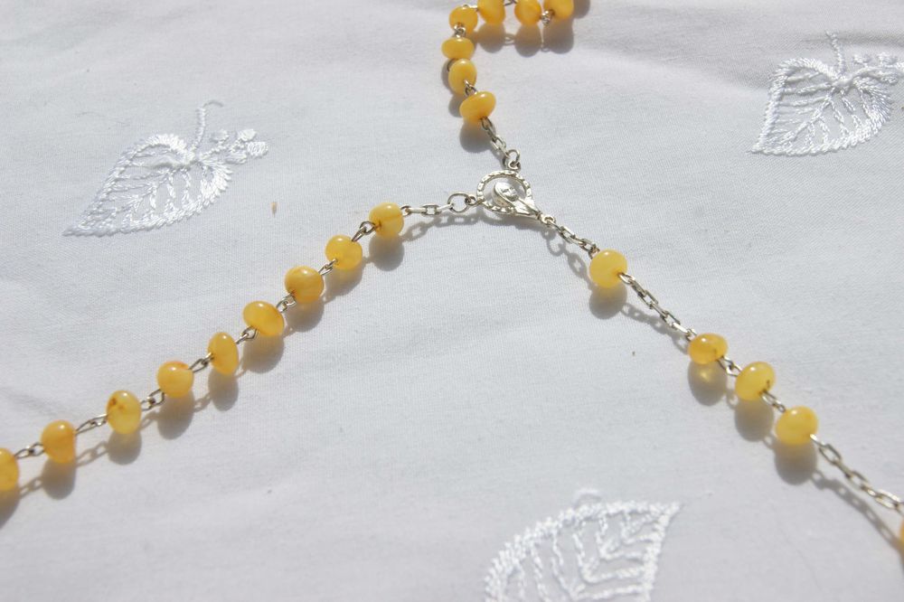 Srebrny, delikatny  różaniec z bursztynu bałtyckiego