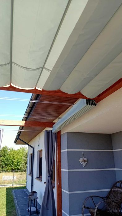 Pergola z roletą rzymską – konstrukcja drewniana lub aluminiowa
