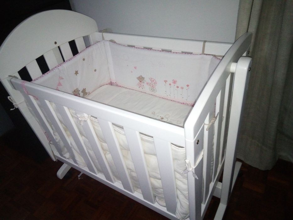 Berço para Bebê de Madeira Lacada