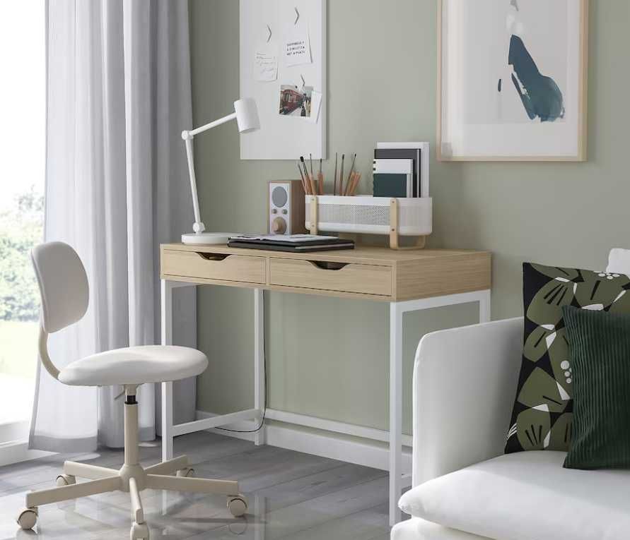 Secretária do Ikea, velatura branca, efeito carvalho