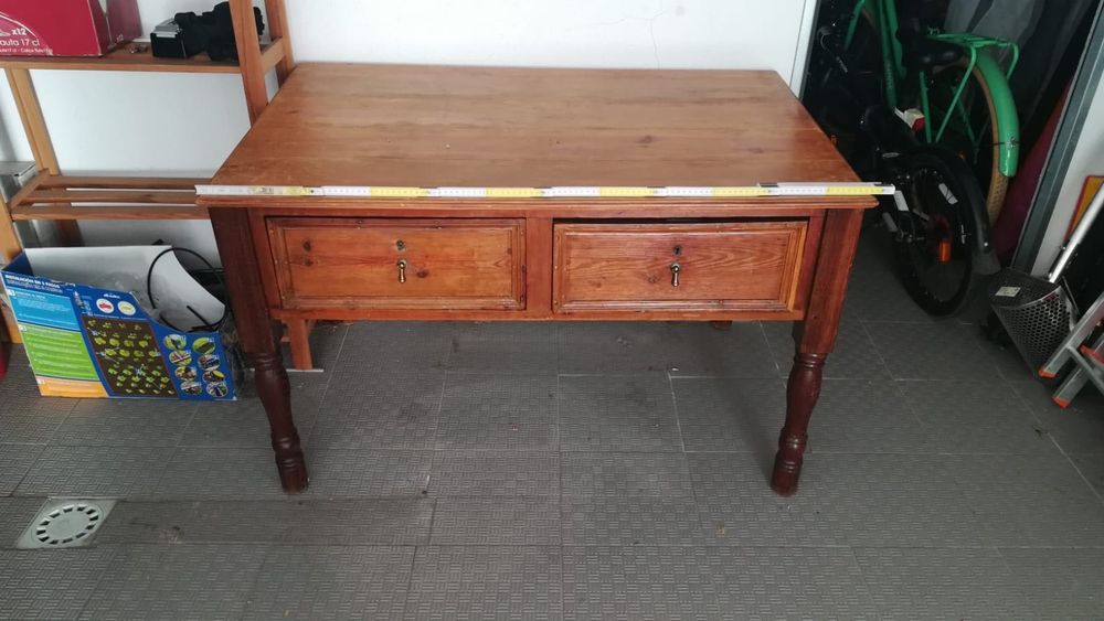 Mesa em madeira  em bom estado