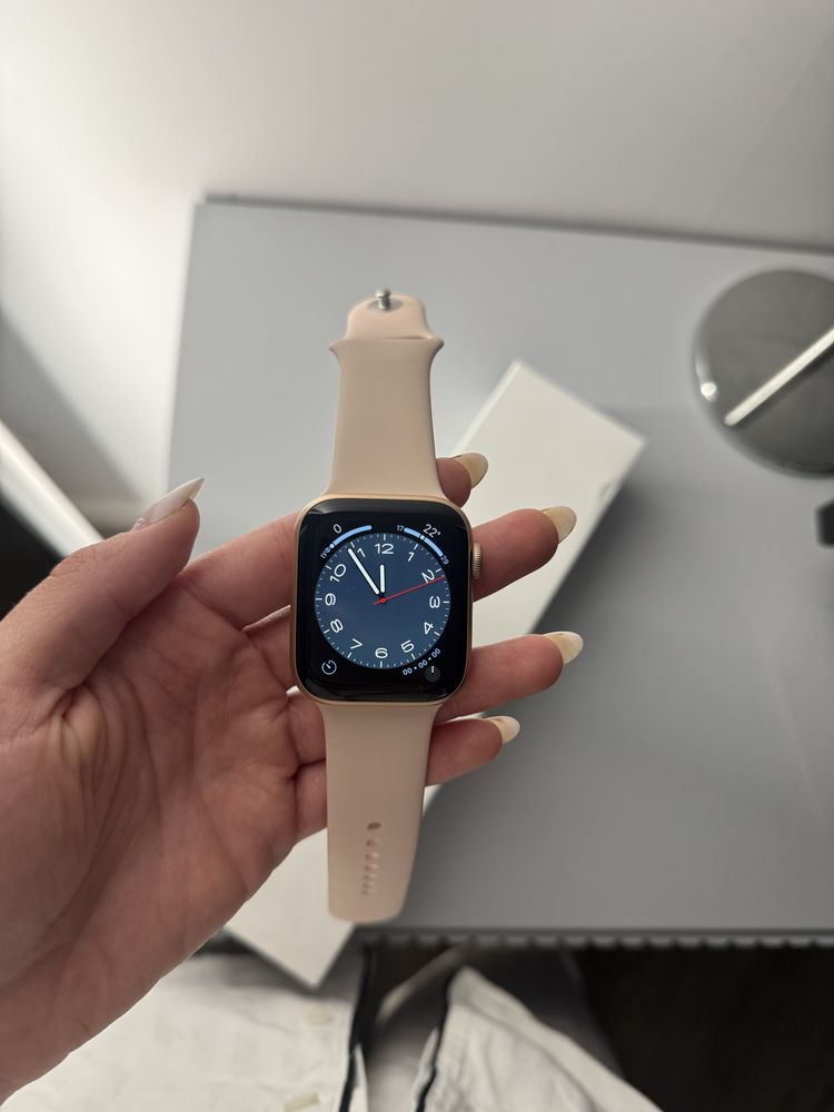 Apple Watch Series 5 - 44mm Gold