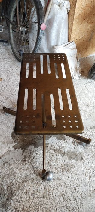 Столик железный.