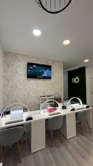 Aluguer de Mesa de Manicure em Salão de Beleza