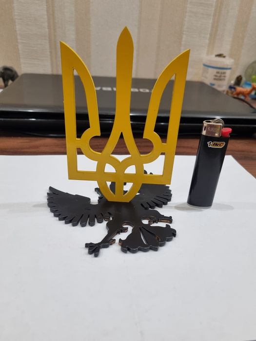 Герб України над поверженим  гербом московії