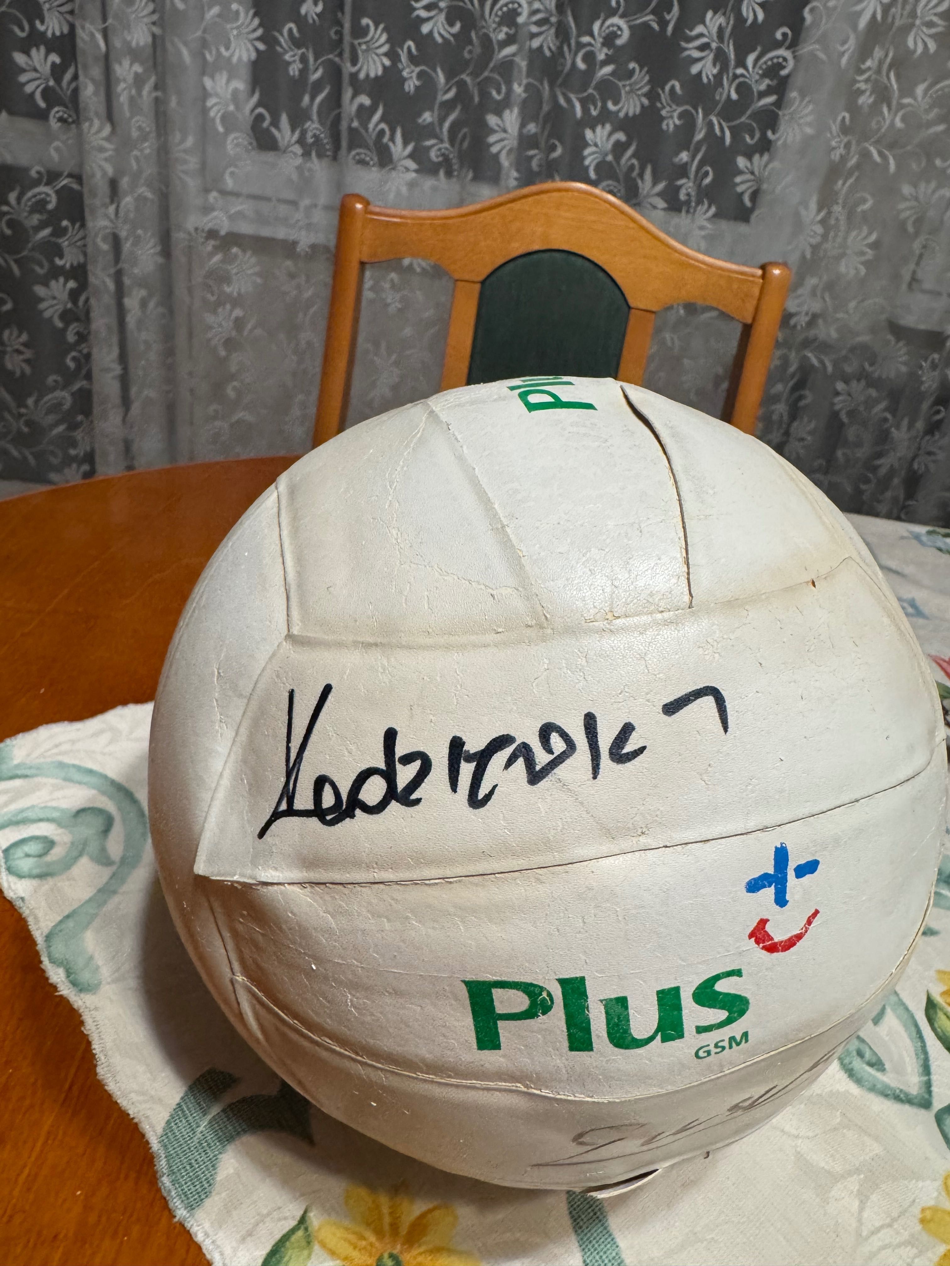 Piłka siatkarska z autografami