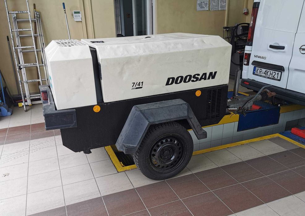 Zestaw do Piaskowania Kompresor śrubowy przewoźny zarejestrowany