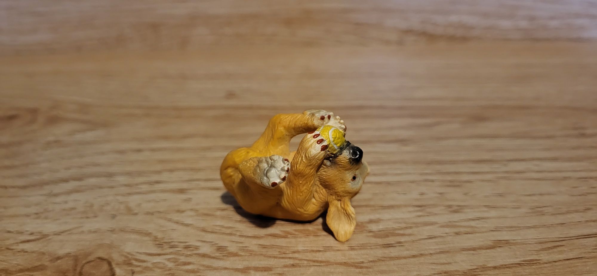 Schleich pies młody Golden retriever z piłeczką figurki wycofany 2003