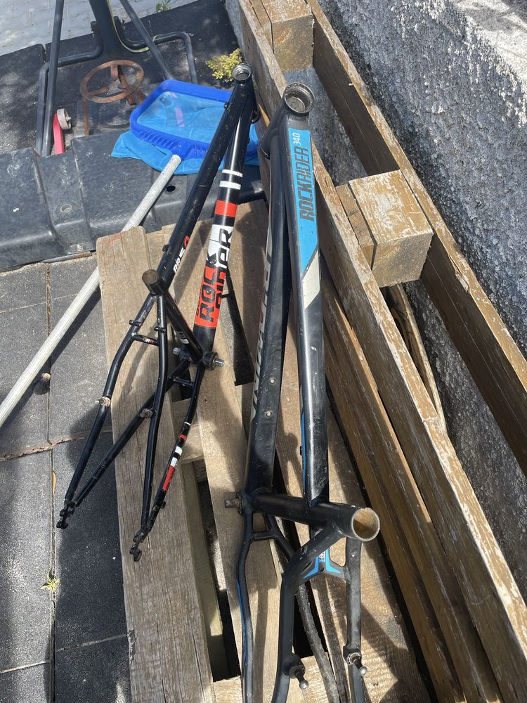 vendo 2 quadros de bicicletas e mais algumas peças á parte .