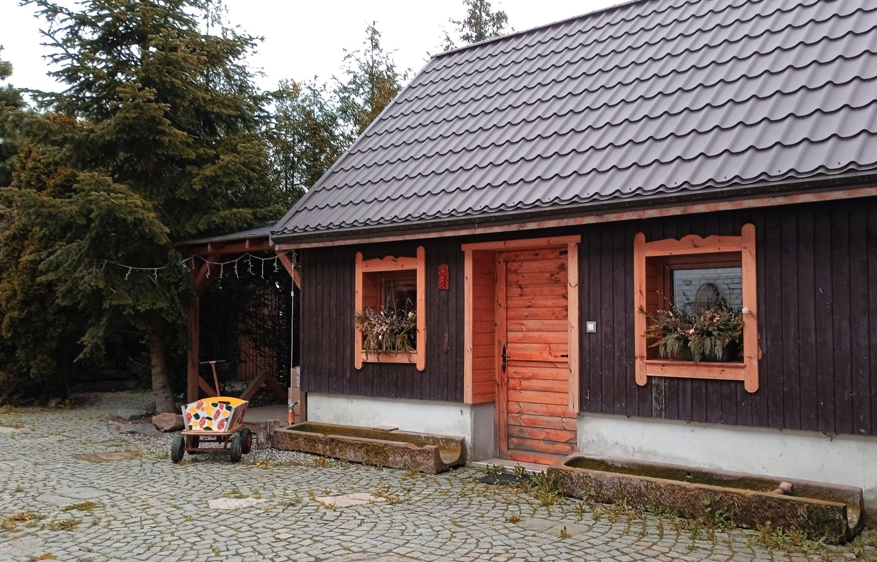 100 letni domek z kominkiem.  Sauna, jacuzzi i ognisko.