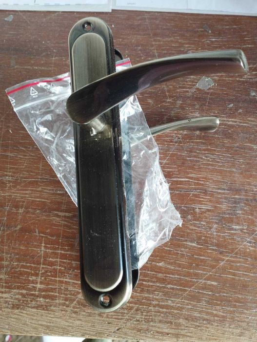 klamka do drzwi z szyldem