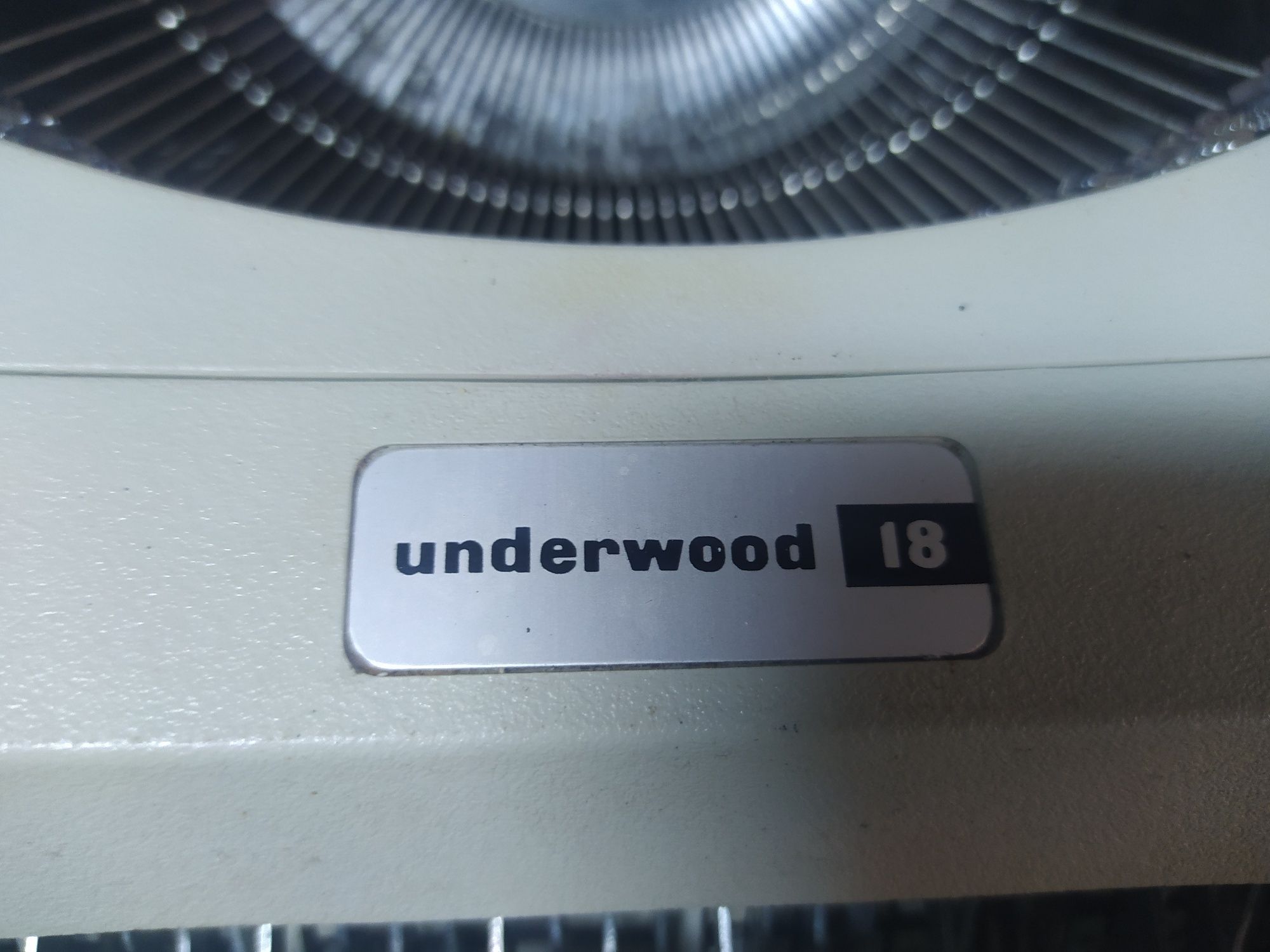 Máquina de escrever manual dos anos 80.