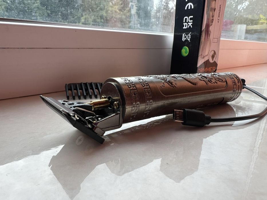 Триммер и 4 насадки.