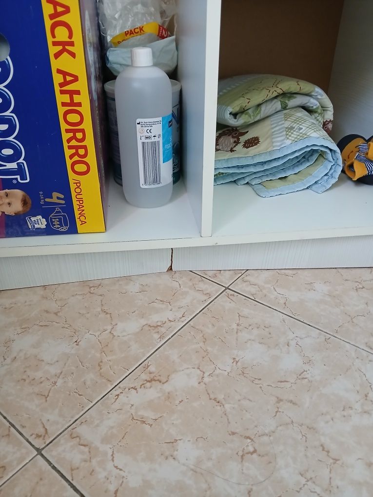 Roupeiro usado com uma porta em azul