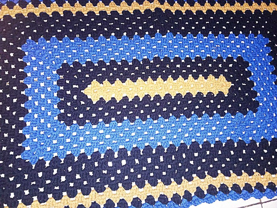 Tapete em crochê azul, preto e amarelo torrado feito à mão
