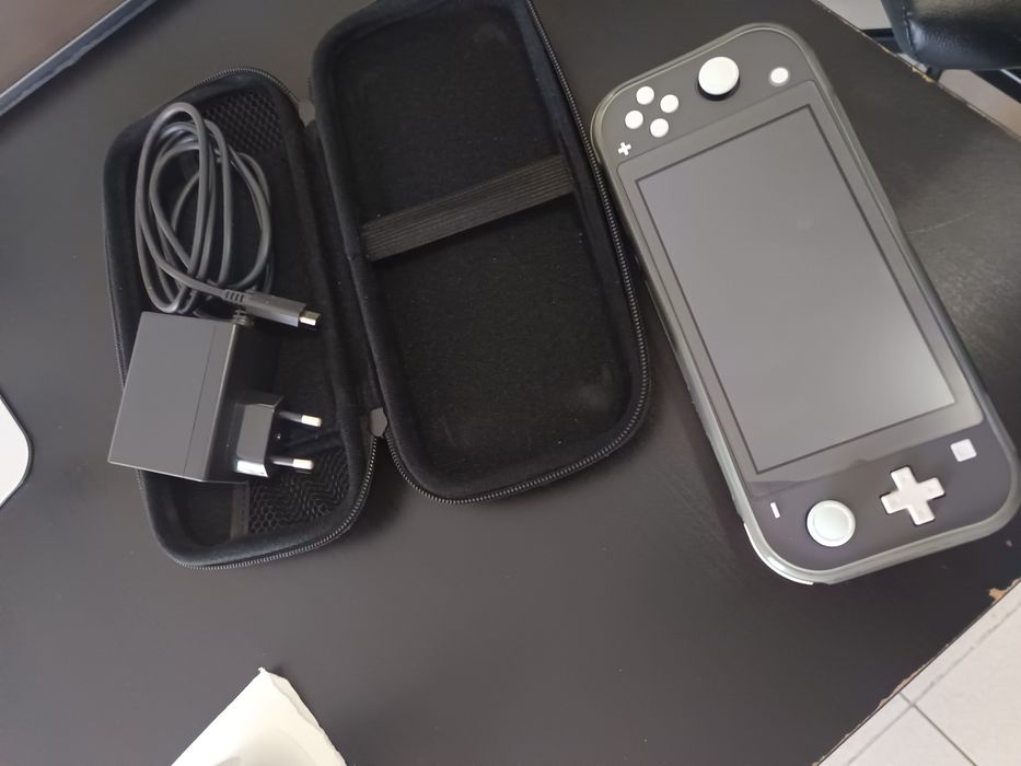 Nintendo Switch Lite + Zelda Breath of the wild